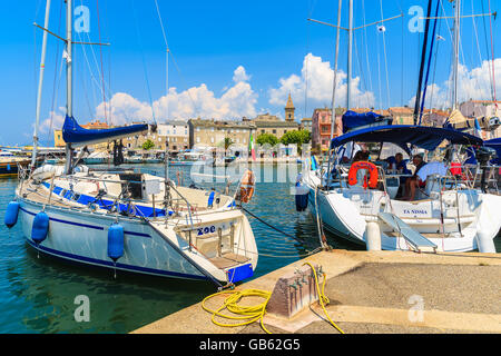 SAINT FLORENT, Korsika - 30. Juni 2015: Segelboote im kleinen Fischerdorf Port von Saint Florent, Korsika, Frankreich. Stockfoto