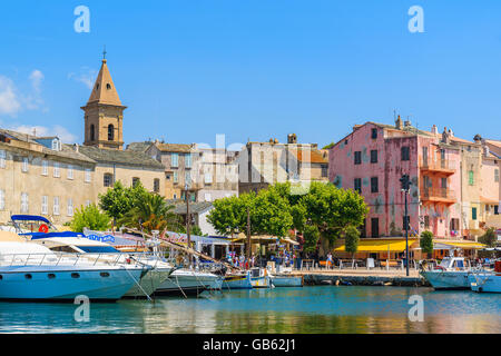 SAINT FLORENT, Korsika - 30. Juni 2015: eine Ansicht der kleine Hafen von Saint Florent mit Segelbooten, Korsika, Frankreich. Stockfoto