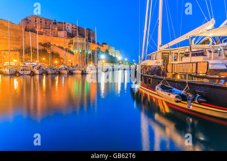 Hafen von CALVI, Korsika - 30. Juni 2015: historische Gebäude und Yacht Boote im Hafen von Calvi in der Nacht. Calvi ist luxuriöse marina Stockfoto