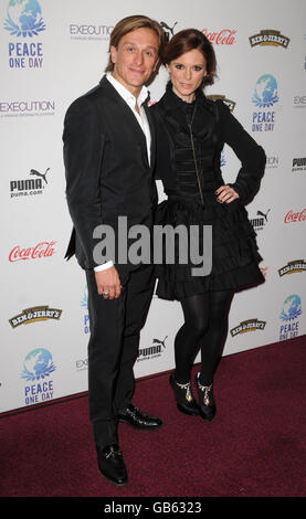 Der Gründer von „Peace One Day“ und Direktor von „The Day After Peace“ Jeremy Gilley (links) mit Amelia Fox während der Veranstaltung „Peace One Day“ zur Feier des Peace Day 2008 in der Royal Albert Hall im Westen Londons. Stockfoto