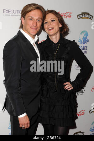 Der Gründer von „Peace One Day“ und Direktor von „The Day After Peace“ Jeremy Gilley (links) mit Amelia Fox während der Veranstaltung „Peace One Day“ zur Feier des Peace Day 2008 in der Royal Albert Hall im Westen Londons. Stockfoto