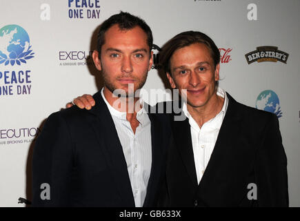 Jude Law (links) und Gründer von „Peace One Day“ und Direktor von „The Day After Peace“ Jeremy Gilley während der Peace One Day Veranstaltung zur Feier des Peace Day 2008 in der Royal Albert Hall im Westen Londons. Stockfoto