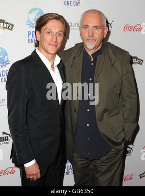 Der Gründer von „Peace One Day“ und Direktor von „The Day After Peace“ Jeremy Gilley (links) mit Peter Gabriel während der Veranstaltung „Peace One Day“ zur Feier des Peace Day 2008 in der Royal Albert Hall im Westen Londons. Stockfoto