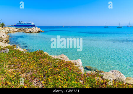 Azurblaue Meer Bucht in Küstenstadt Ile Rousse, Korsika, Frankreich Stockfoto