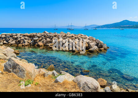 Türkisfarbenes Meerwasser auf Küste von Korsika-Insel in der Stadt Ile Rousse, Frankreich Stockfoto