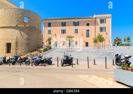 ILE ROUSEE, Korsika - 2. Juli 2015: Rathaus Gebäude in der historischen Altstadt der Stadt Ile Rousse, Korsika, Frankreich Stockfoto