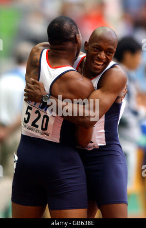 Die Briten Mark Lewis-Francis (l) und Marlon Devonish feiern Stockfoto