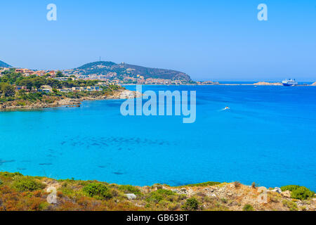 Azurblaue Meer Sicht auf Bucht und der Küstenstadt Ile Rousse, Korsika, Frankreich Stockfoto