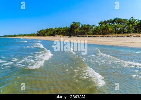 Wellen des Meeres am Sandstrand in der Nähe von Stadt Bastia, Korsika, Frankreich Stockfoto