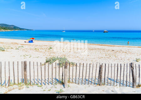 Ein Blick auf Saleccia Strand mit weißem Sand und das azurblaue Meerwasser in der Nähe von Saint Florent, Korsika, Frankreich Stockfoto