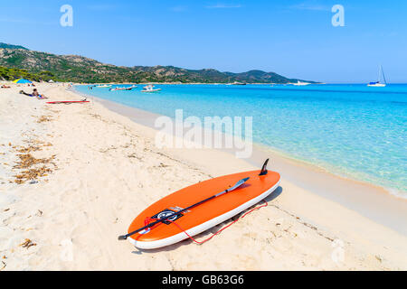 SALECCIA Strand, Korsika - 3. Juli 2015: Board Surfen am sandigen Ufer des idyllischen Saleccia Strand, Korsika, Frankreich. Stockfoto