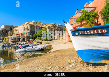 ERBALUNGA Hafen, Insel Korsika - 4. Juli 2015: Bunte Fischerboot am Ufer in Erbalunga Anschluss am Cap Corse, Korsika, Fra Stockfoto