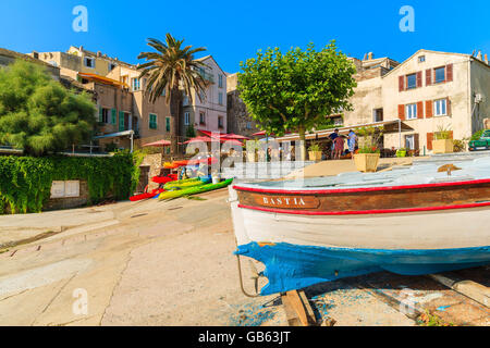 ERBALUNGA Hafen, Insel Korsika - 4. Juli 2015: Bunte Fischerboot am Ufer in Erbalunga Anschluss am Cap Corse, Korsika, Fra Stockfoto