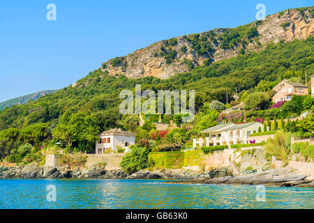 Ferien-Villa beherbergt auf Küste von Korsika in Erbalunga Stadt, Frankreich Stockfoto