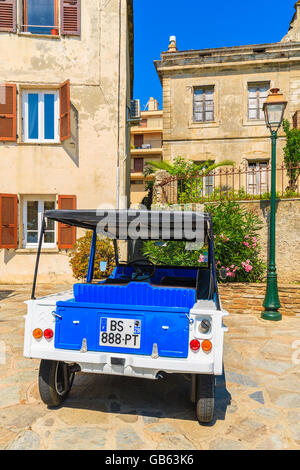 ERBALUNGA, Korsika - 4. Juli 2015: Oldtimer Parken auf der Straße von Erbalunga Dorf. Dieser Ort liegt am Kap Corse Stockfoto