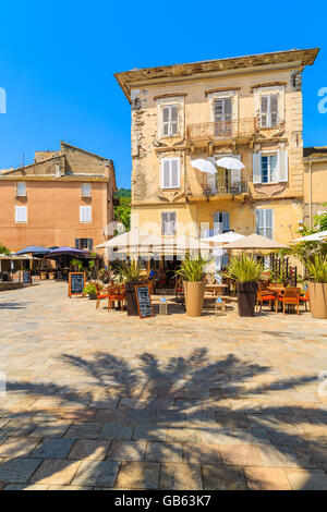 ERBALUNGA, Korsika - 4. Juli 2015: Restaurant im alten Teil des Dorfes Erbalunga. Dieser Ort liegt am Kap Corse, fam Stockfoto