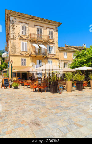 ERBALUNGA, Korsika - 4. Juli 2015: Restaurant im alten Teil des Dorfes Erbalunga. Dieser Ort liegt am Kap Corse, fam Stockfoto