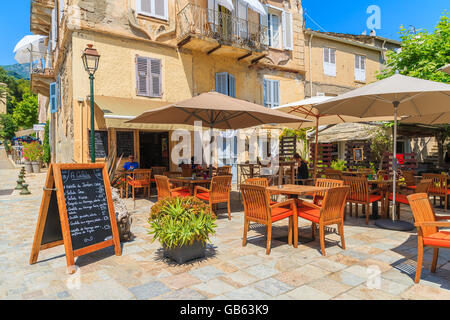 ERBALUNGA, Korsika - 4. Juli 2015: Restaurant im alten Teil des Dorfes Erbalunga. Dieser Ort liegt am Kap Corse, fam Stockfoto