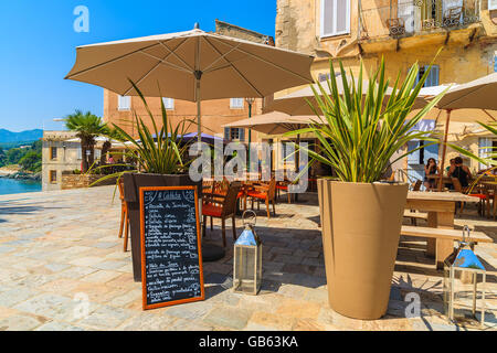 ERBALUNGA, Korsika - 4. Juli 2015: Restaurant im alten Teil des Dorfes Erbalunga. Dieser Ort liegt am Kap Corse, fam Stockfoto