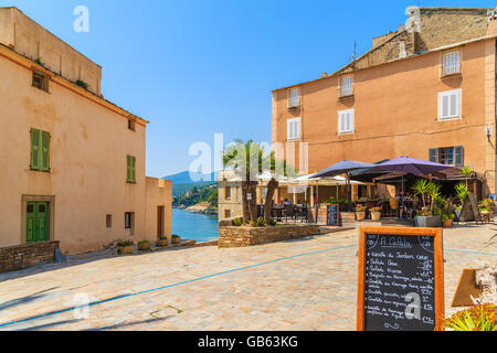 ERBALUNGA, Korsika - 4. Juli 2015: Restaurant im alten Teil des Dorfes Erbalunga. Dieser Ort liegt am Kap Corse, fam Stockfoto