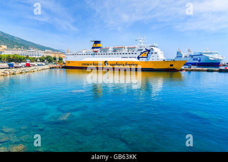 Hafen von BASTIA, Korsika - 4. Juli 2015: Fähre in Bastia Hafen segeln nach Livorno, italienische Hafenstadt über ligurischen S vorbereiten Stockfoto