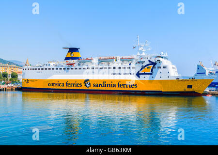 Hafen von BASTIA, Korsika - 4. Juli 2015: Fähre in Bastia Hafen segeln nach Livorno, italienische Hafenstadt über ligurischen S vorbereiten Stockfoto