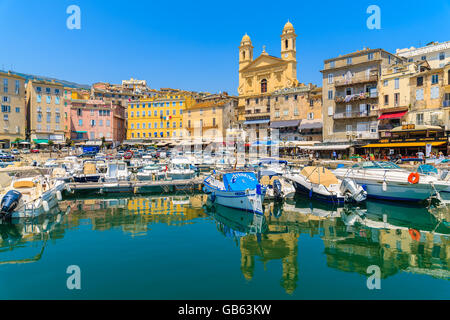 Hafen von BASTIA, Korsika - 4. Juli 2015: Reflexion von Gebäuden und Kathedrale Joannis Babtistes in Bastia Hafen auf sonnigen summe Stockfoto