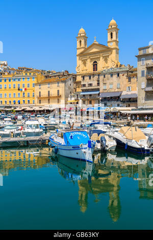 Hafen von BASTIA, Korsika - 4. Juli 2015: Reflexion von Gebäuden und Kathedrale Joannis Babtistes in Bastia Hafen auf sonnigen summe Stockfoto