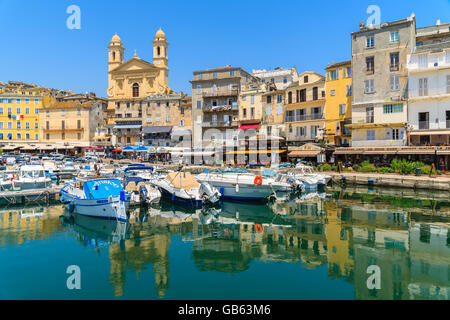 Hafen von BASTIA, Korsika - 4. Juli 2015: Reflexion von Gebäuden und Kathedrale Joannis Babtistes in Bastia Hafen auf sonnigen summe Stockfoto