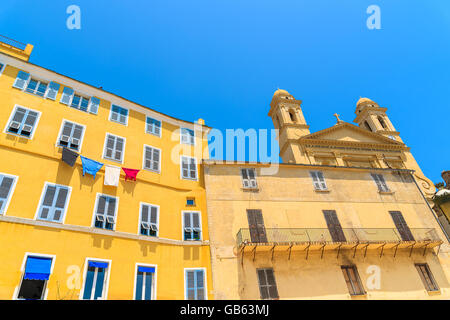 Gelbe korsischen Fassade des Hauses und die Kathedrale, die Gebäude im Hafen von Bastia, Korsika, Frankreich Stockfoto