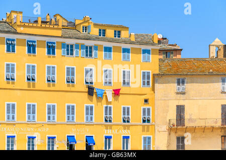 Hafen von BASTIA, Korsika - 4. Juli 2015: Wäsche hängen aus einer typisch korsischen Hausfassade in Bastia Hafen die zählt Stockfoto