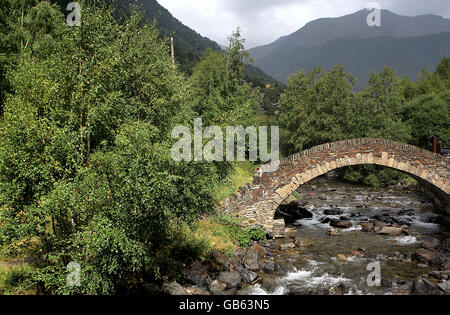 Eine kleine Steinbrücke überspannt einen Fluss in den Pyrenäen in der Nähe von L'abarsetar, Andorra Stockfoto