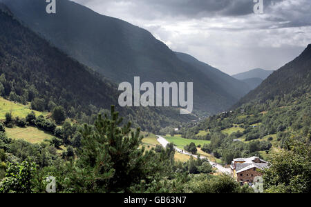 Blick auf die Pyrenäen und die Umgebung von L'abarsetar, Andorra Stockfoto