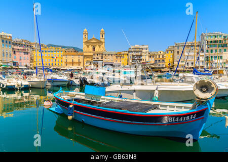 Hafen von BASTIA, Korsika - 4. Juli 2015: bunte Fischerboot in Bastia Hafen an sonnigen Sommertag, Korsika, Frankreich. Stockfoto