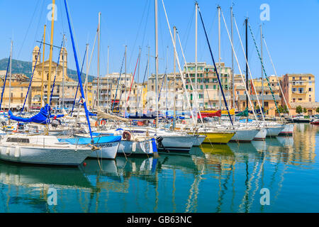 Hafen von BASTIA, Korsika - 4. Juli 2015: Bögen bunten Yacht Boote im Hafen von Bastia an sonnigen Sommertag. Bastia ist einer der AdR Stockfoto