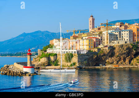 Hafen von BASTIA, Korsika - 5. Juli 2015: Ein Blick auf Bastia Stadt an der Küste von Korsika, Frankreich. Bastia ist die Inselhauptstadt Stockfoto