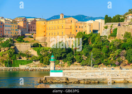 Hafen von BASTIA, Korsika - 5. Juli 2015: Ein Blick auf Bastia Stadt an der Küste von Korsika, Frankreich. Bastia ist die Inselhauptstadt Stockfoto