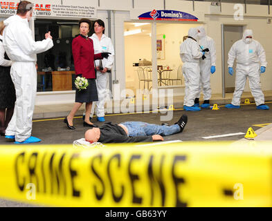 Die Prinzessin Royal (zweite links) besucht ein neues hochmodernes forensisches Lehrzentrum in der Harperley Hall in Crook, Co Durhamopen. Stockfoto