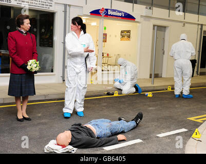 Die Prinzessin Royal (links) besucht ein neues hochmodernes forensisches Lehrzentrum in der Harperley Hall in Crook, Co Durhamopen. Stockfoto