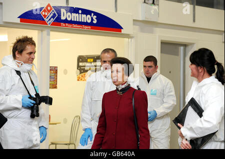 Das Princess Royal (Zentrum) besucht ein neues hochmodernes forensisches Lehrzentrum in der Harperley Hall in Crook, Co Durhamopen. Stockfoto