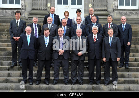 Die britisch-irischen Ratsdelegierten treffen sich vor ihrer ersten Vollversammlung in Schottland. (Erste Reihe, von links nach rechts) Stellvertretender Premierminister von Nordirland Martin McGuinness, Taoiseach Brian Cowen, erster Minister Alex Salmond, Staatssekretär für Wales Paul Murphy, erster Minister für Wales Rhodri Morgan, erster Minister von Nordirland Peter Robinson. Weitere Delegierte aus der Umgebung der Britischen Inseln sind ebenfalls anwesend. Stockfoto