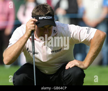 *ALTERNATE CROP* Englands Lee Westwood Reihen Putt 12. Greenovering die Quinn Insurance British Masters an der Belfry, Wishaw, Sutton Coldfield. Stockfoto