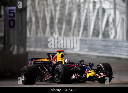 Motorsport - Formel 1 Singtel Singapur Grand Prix - Übungsstunde - Marina Bay Circuit Park. David Coulthard von Red Bull fährt während eines Trainings im Marina Bay Circuit Park in Singapur über die Anderson Bridge. Stockfoto