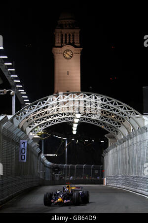 Motorsport - Formel 1 Singtel Singapur Grand Prix - Übungsstunde - Marina Bay Circuit Park. David Coulthard von Red Bull fährt während eines Trainings im Marina Bay Circuit Park in Singapur über die Anderson Bridge. Stockfoto