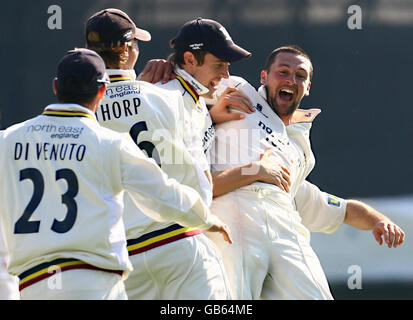 Durham Bowler Steve Harmison (rechts) wird von Teamkollegen nach dem letzten Wicket von Martin Saggers (nicht abgebildet) gequatscht, da sie den Sieg in ihrem Spiel gegen Kent auf dem St. Lawrence Ground in Canterbury, Kent, behaupten. Stockfoto