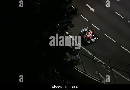 Toyota Timo Glock nähert sich während des Qualifyings des Grand Prix von Singapur der 9. Runde der Marina Bay Rennstrecke, vom Swissotel The Stamford, Singapur aus gesehen Stockfoto