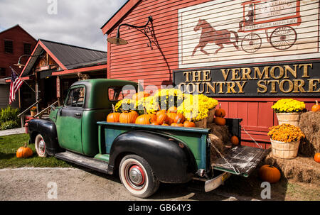 Bunte Dekoration draußen im Vermont Country Store antique 1953 Chevy Pickup Truck, Weston, Vermont, Herbst New England Herbstfarbe VT, Okt 2014 Stockfoto