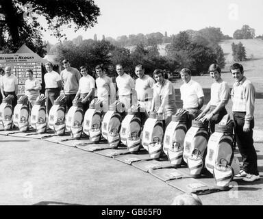 (L-R) die Mannschaft aus Großbritannien und Irland, die sich im South Hertfordshire Golf Club anstellte, wo sie ihre letzten Übungsrunden vor dem Flug in die USA spielten: kapitän Eric Brown, Brian Huggett, Brian Barnes, Peter Oosterhuis, Peter Townsend, Bernard gallacher, Peter Butler, Christy O'Connor, Tony Jacklin, Maurice Bembridge, John Garner, Harry Bannerman Stockfoto