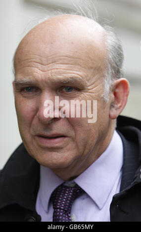 Der stellvertretende Vorsitzende der Liberaldemokraten, Vince Cable, spricht nach einem Treffen mit dem Schatzkanzler Alistair Darling vor dem Finanzamt der HM, Westminster, London, mit Reportern. Stockfoto