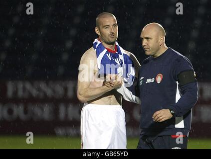 Fußball - UEFA-Cup - erste Runde - zweite Etappe - St. Patrick's Athletic gegen Hertha Berlin - Richmond Park. John McDonnell (r), der Manager von St. Patrick's Athletic, schüttelt sich nach ihrem Seitenzusammenstoß aus dem UEFA-Cup die Hände mit David Rogers Stockfoto